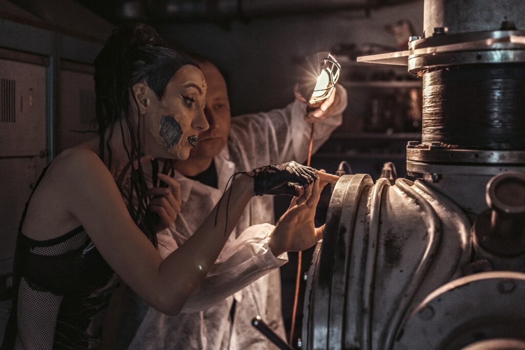 Профессор и робот андроид