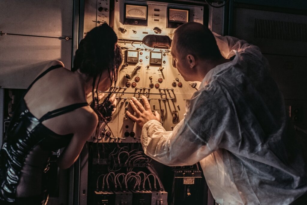 Робот девушка и профессор рассматривают приборы