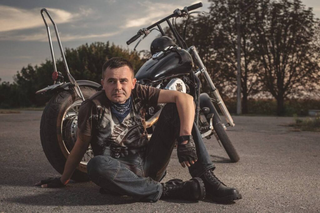 Байкер возле мотоцикла