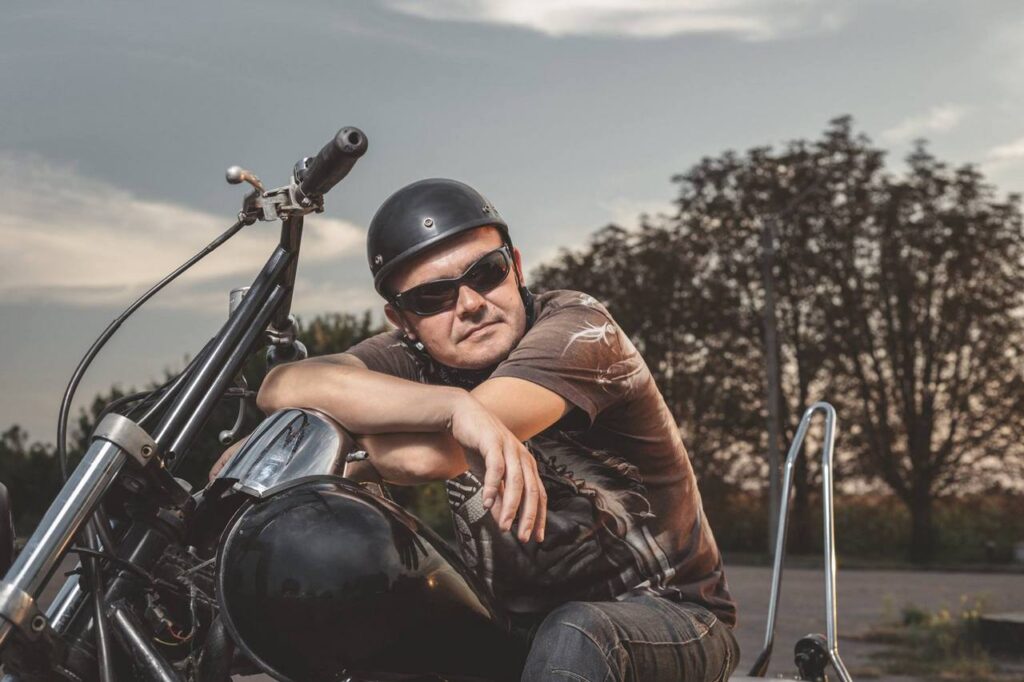 Байкер сидит на мотоцикле