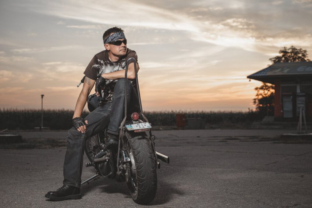 Байкер в лучах заката