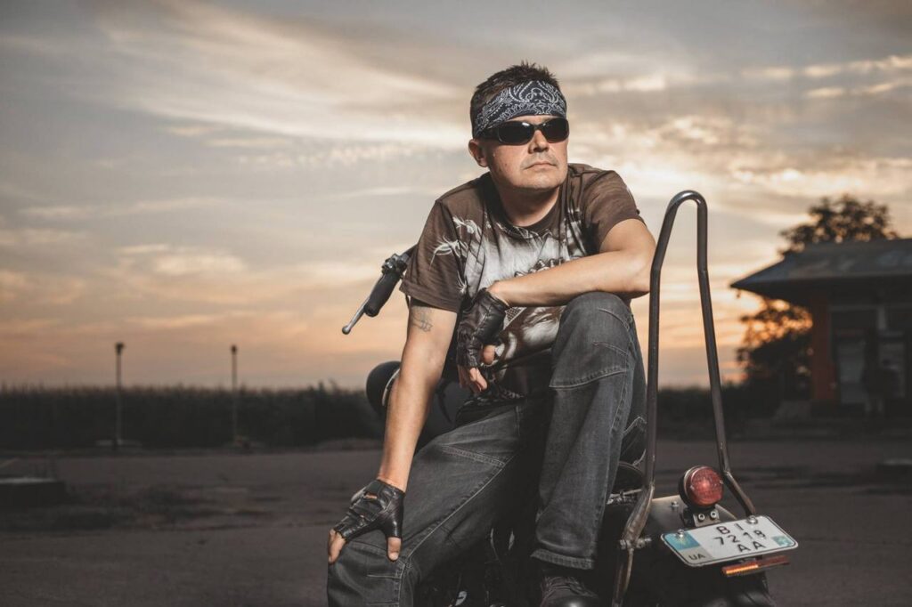 Байкер и закат