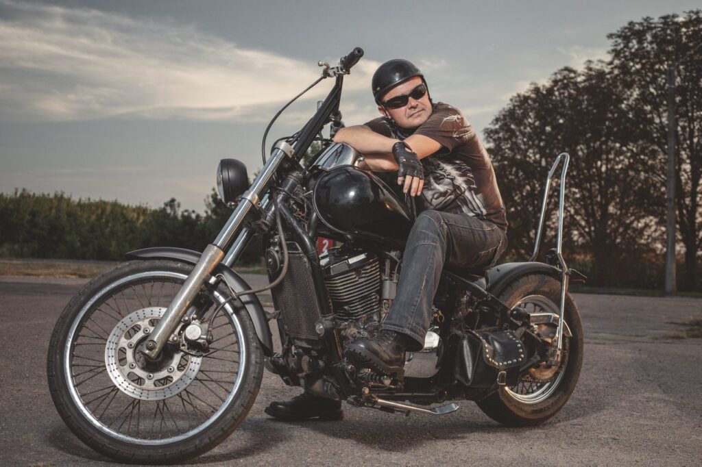 Байкер на мотоцикле