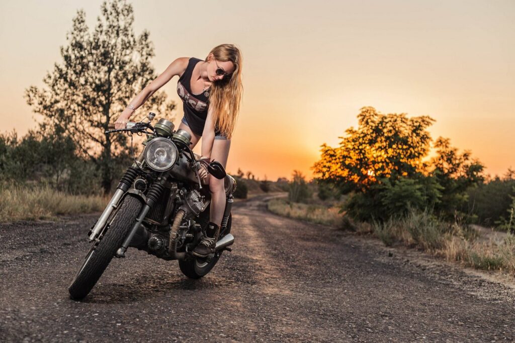 Байкерша в лучах заката