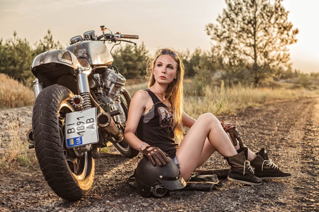 Байкерша и мотоцикл