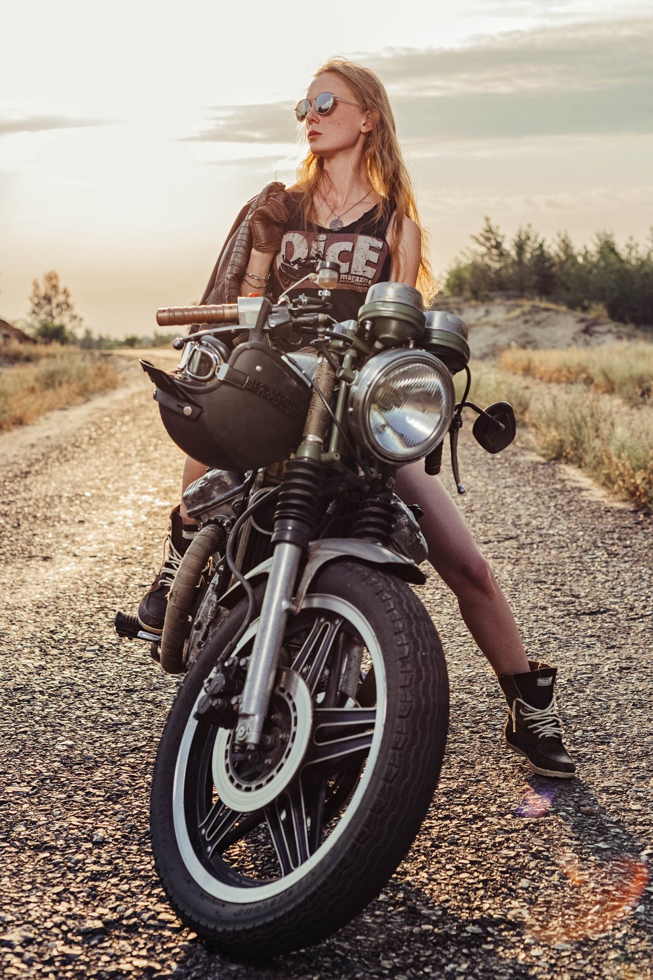 Портрет байкерши