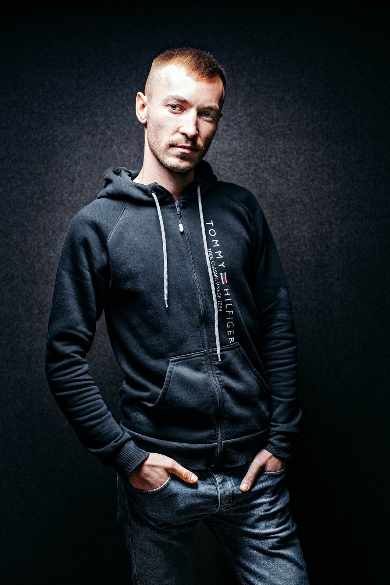 Портрет парня на черном фоне