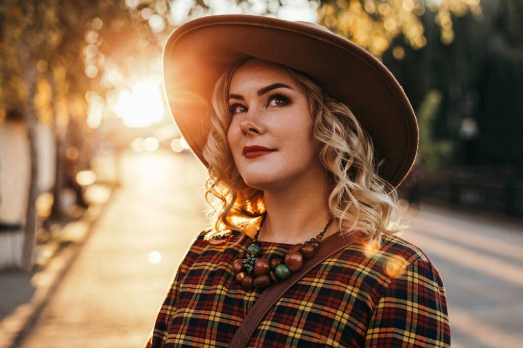 Женский портрет в лучах солнца на закате