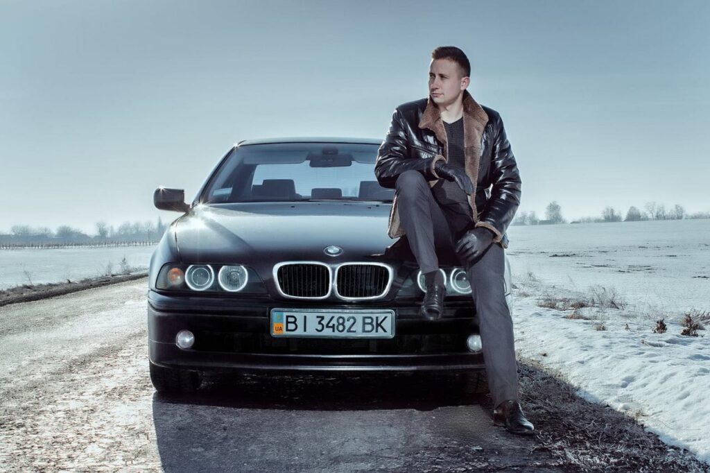 Парень и BMW зимой