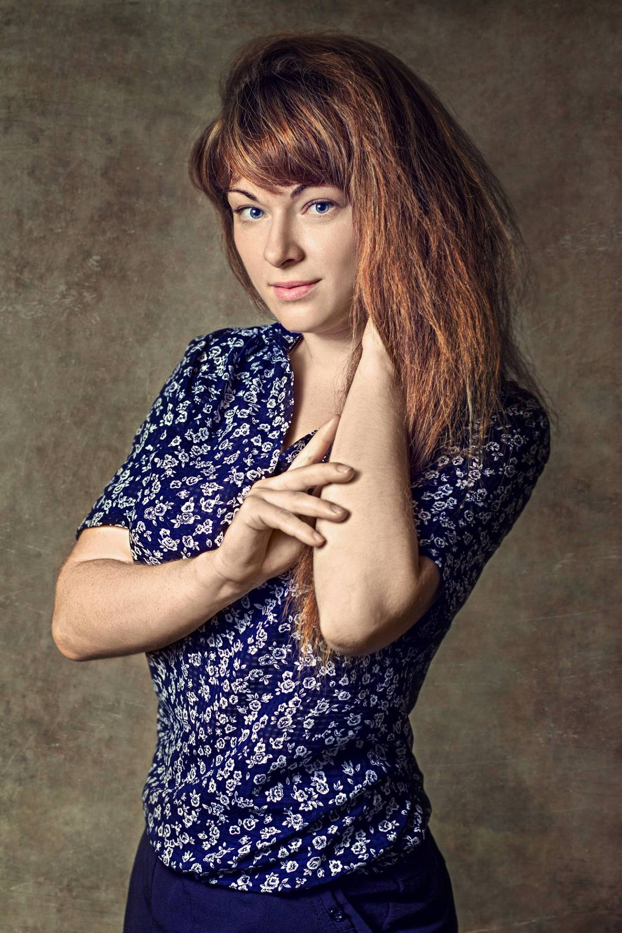 Портрет рыжей девушки в стиле Шона Арчера