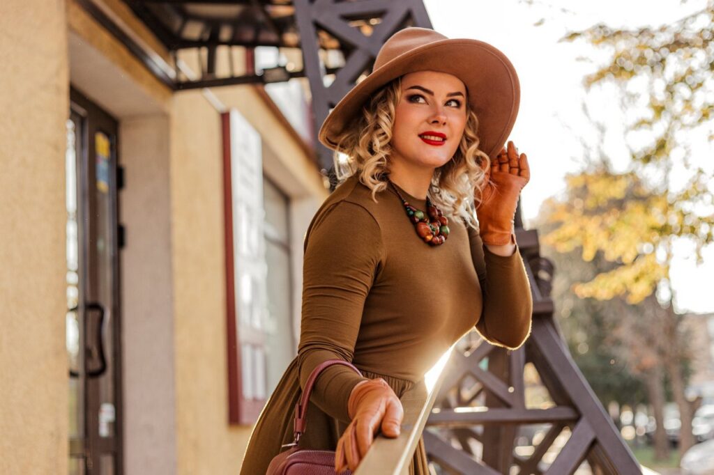 Женщина блондинка в шляпе