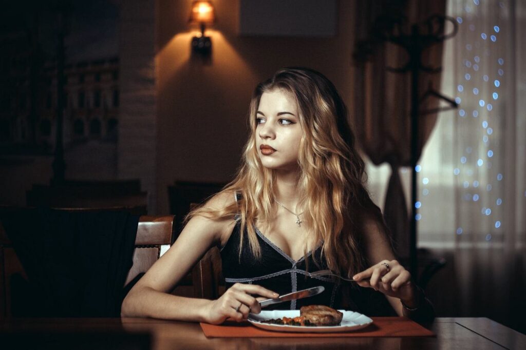 Блондинка в ресторане