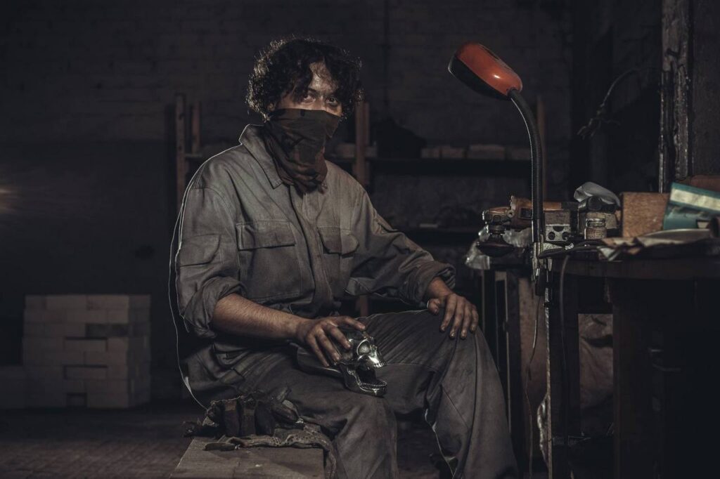 Рабочий в мастерской