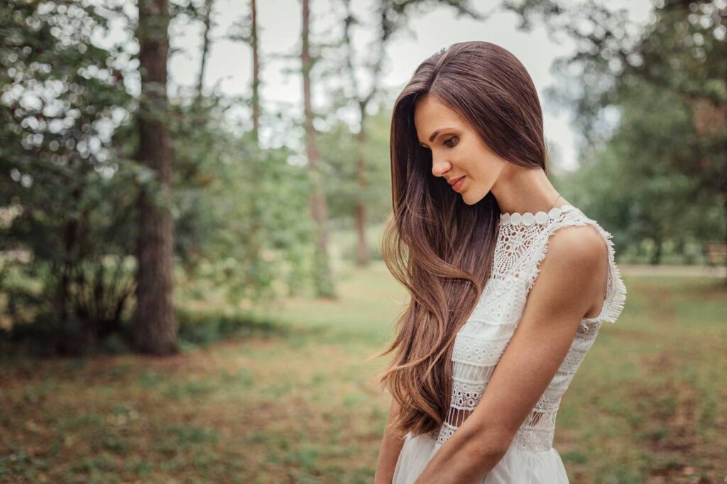 Фотография девушки на фоне природы