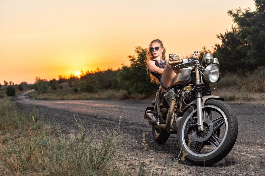 Байкерша на мотоцикле