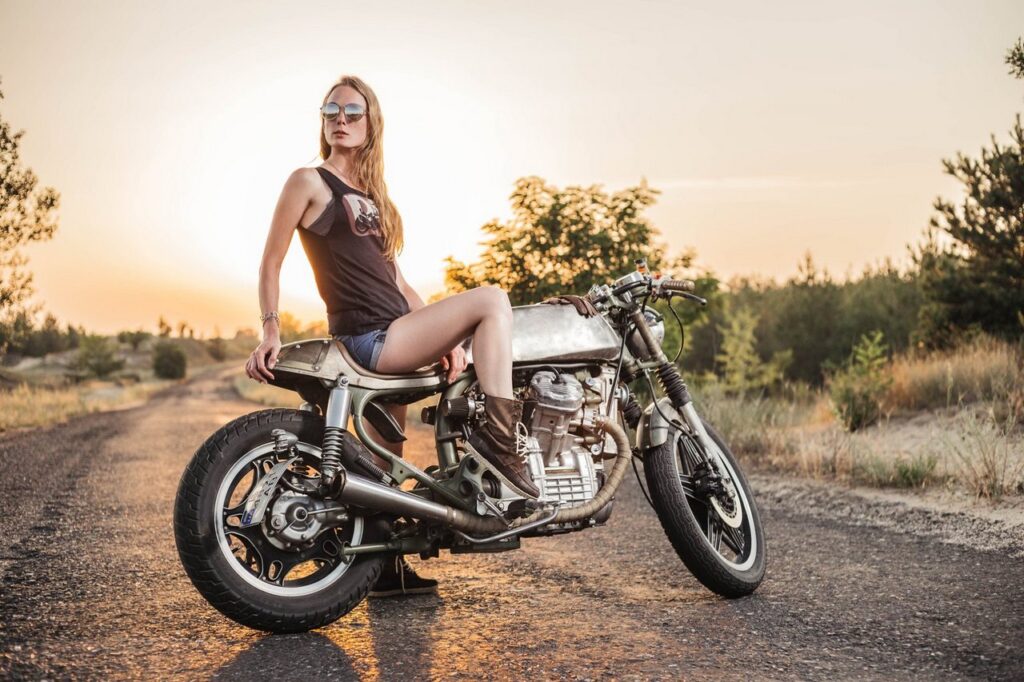 Байкерша на мотоцикле