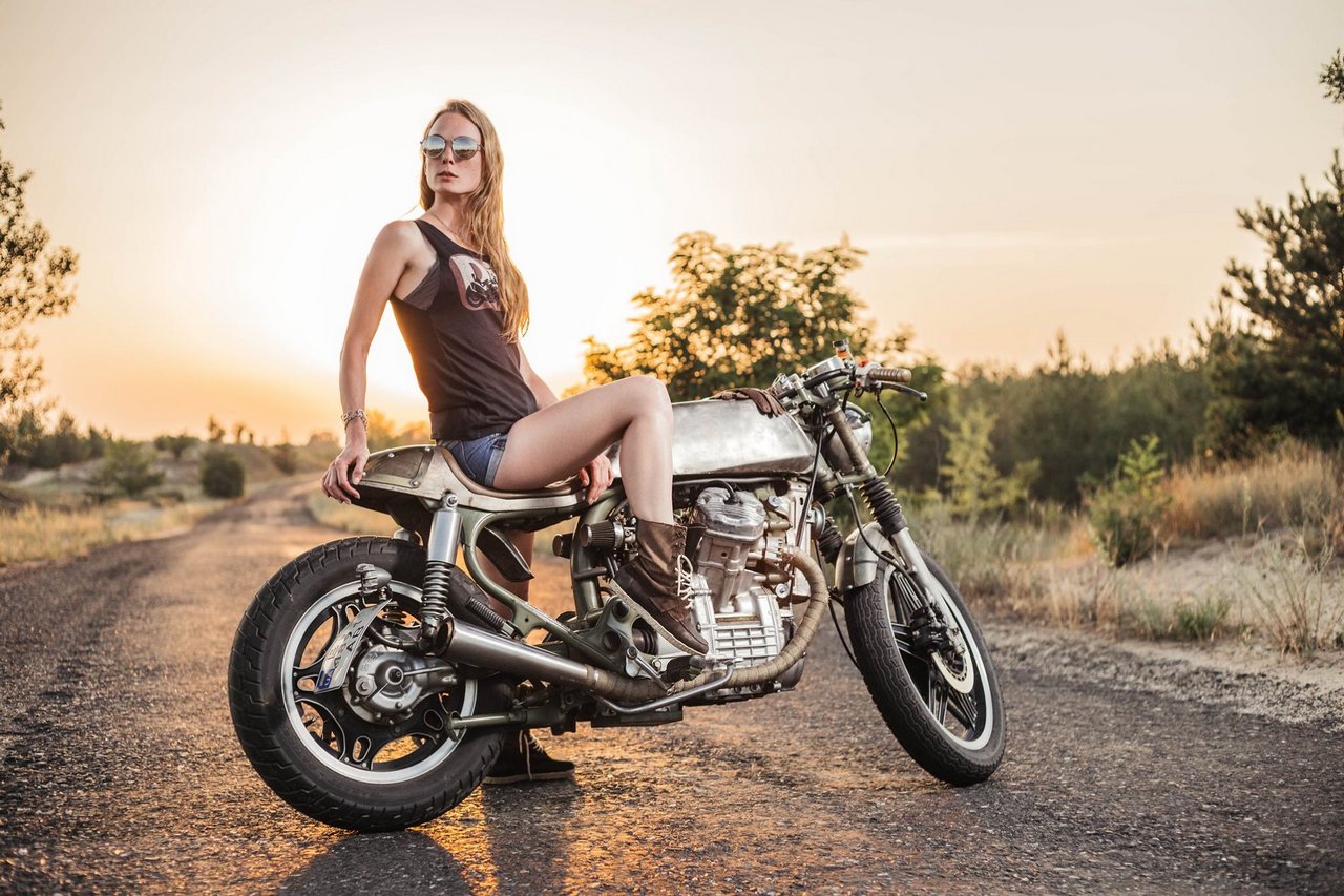 Байкерша фото на закате