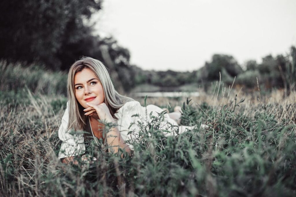 Девушка лежит на природе