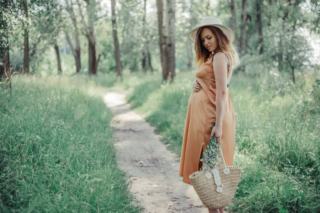 Беременная девушка на прогулке